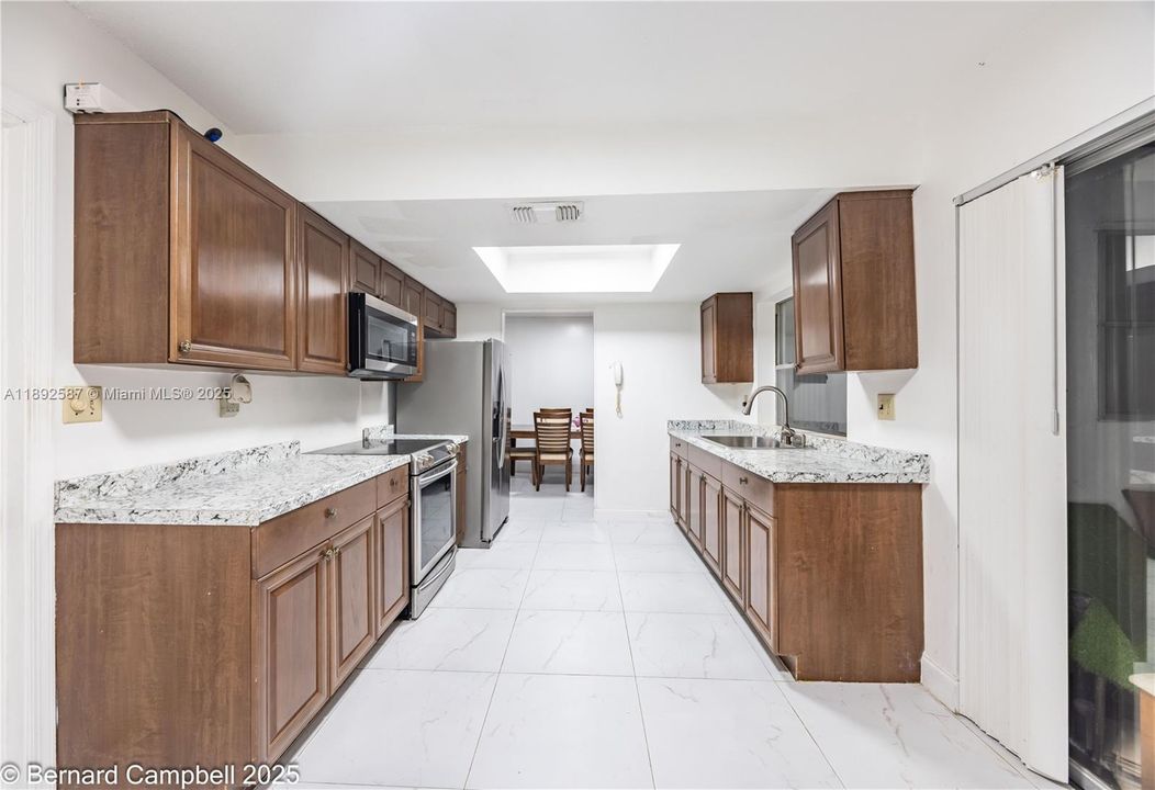 合同活跃: $325,000 (2 贝兹, 2 浴室, 1430 平方英尺)