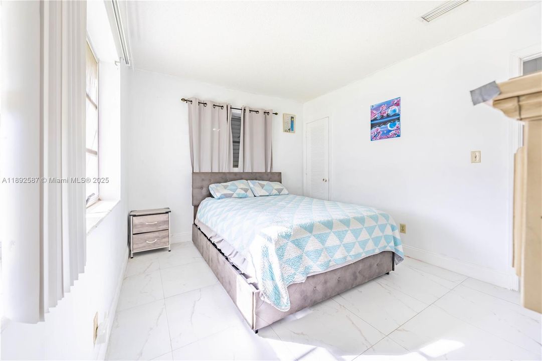 合同活跃: $325,000 (2 贝兹, 2 浴室, 1430 平方英尺)