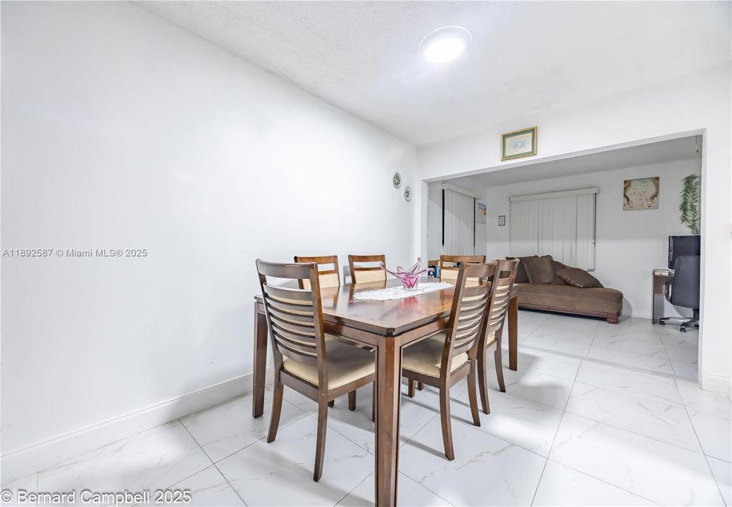 合同活跃: $325,000 (2 贝兹, 2 浴室, 1430 平方英尺)