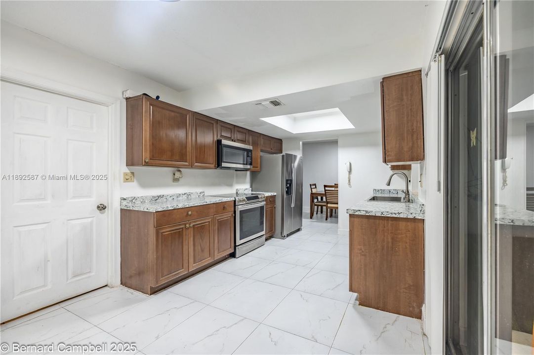 合同活跃: $325,000 (2 贝兹, 2 浴室, 1430 平方英尺)