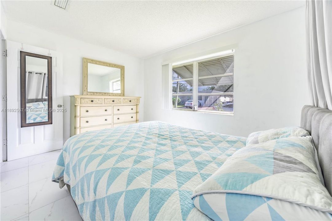 合同活跃: $325,000 (2 贝兹, 2 浴室, 1430 平方英尺)