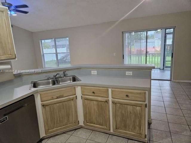 En Venta: $349,900 (4 camas, 2 baños, 0 Pies cuadrados)