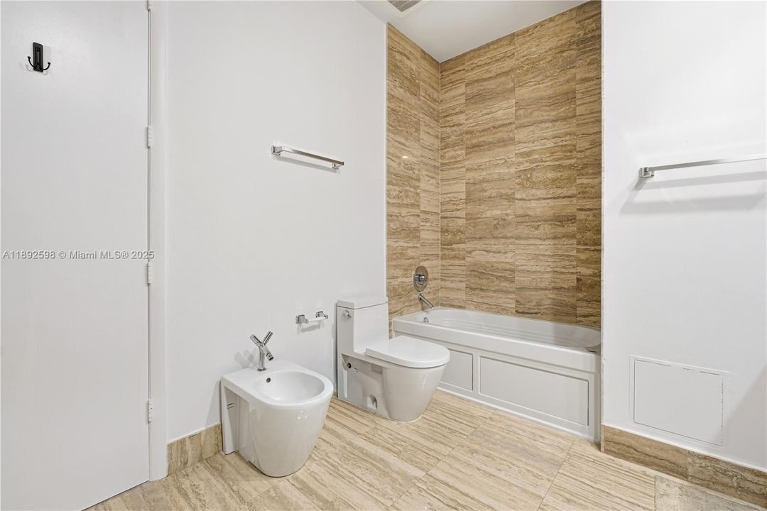 For Sale: $1,500,000 (2 beds, 2 baths, 1435 Square Feet)