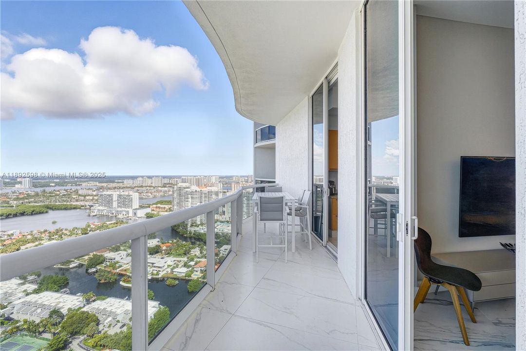 For Sale: $1,500,000 (2 beds, 2 baths, 1435 Square Feet)