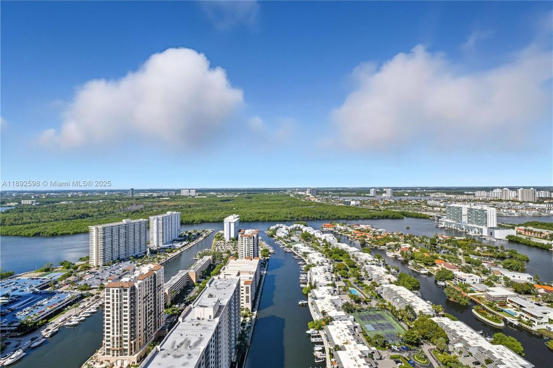 For Sale: $1,500,000 (2 beds, 2 baths, 1435 Square Feet)