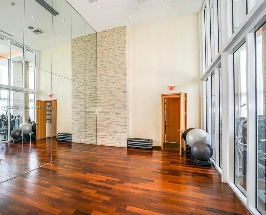 For Sale: $1,500,000 (2 beds, 2 baths, 1435 Square Feet)