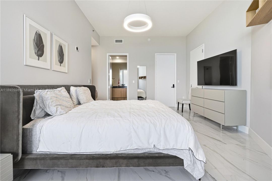 For Sale: $1,500,000 (2 beds, 2 baths, 1435 Square Feet)