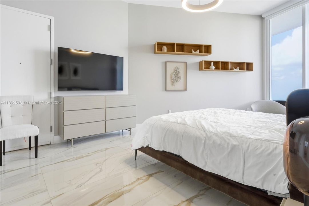 For Sale: $1,500,000 (2 beds, 2 baths, 1435 Square Feet)