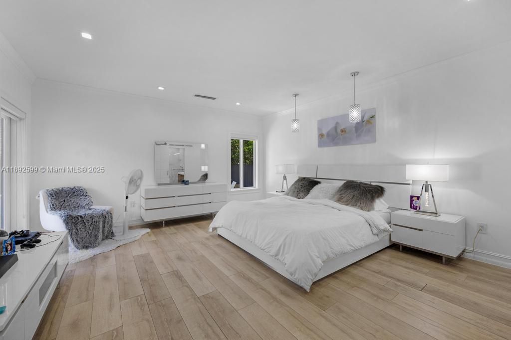 Active With Contract: $899,999 (3 beds, 2 baths, 2419 Square Feet)