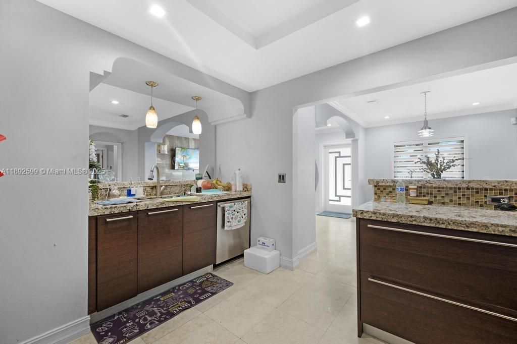 Active With Contract: $899,999 (3 beds, 2 baths, 2419 Square Feet)