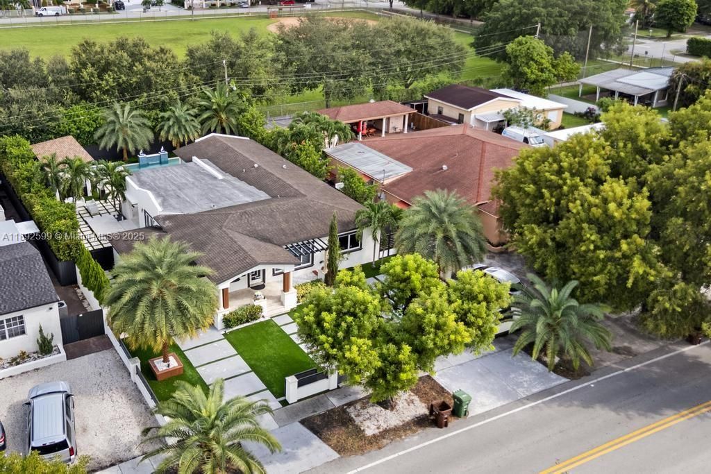 Active With Contract: $899,999 (3 beds, 2 baths, 2419 Square Feet)