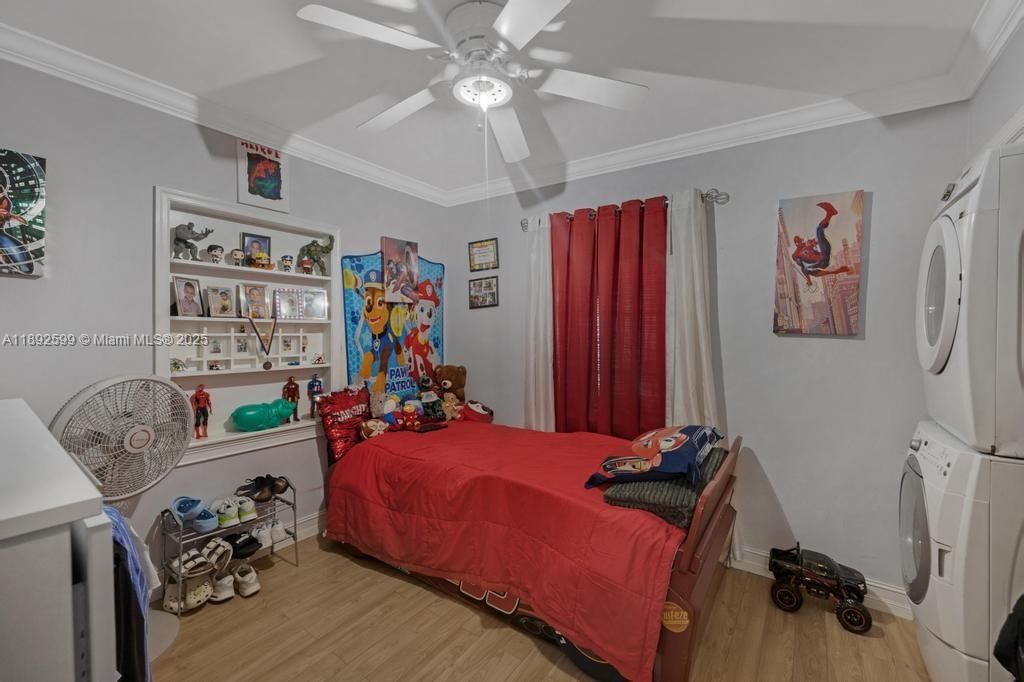 Active With Contract: $899,999 (3 beds, 2 baths, 2419 Square Feet)