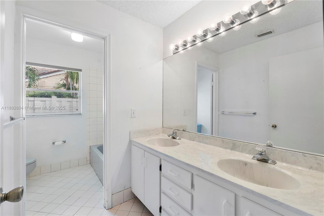 合同活跃: $800,000 (4 贝兹, 2 浴室, 2738 平方英尺)