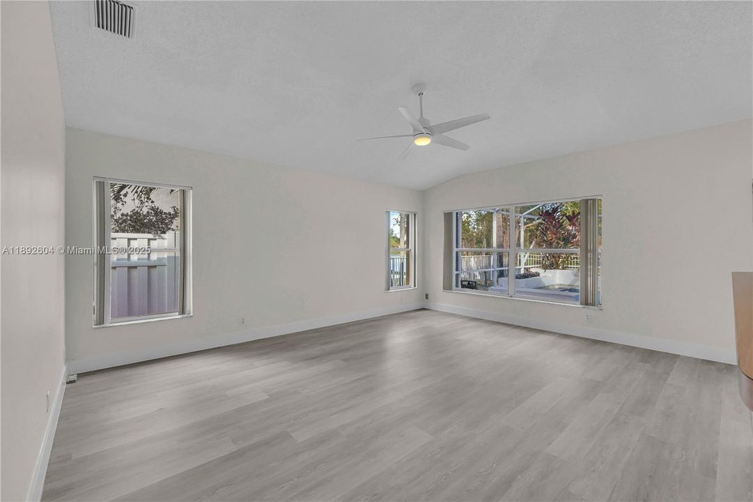 合同活跃: $800,000 (4 贝兹, 2 浴室, 2738 平方英尺)