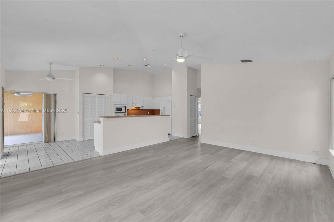 合同活跃: $800,000 (4 贝兹, 2 浴室, 2738 平方英尺)