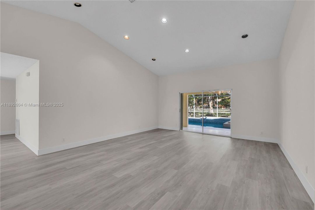 合同活跃: $800,000 (4 贝兹, 2 浴室, 2738 平方英尺)