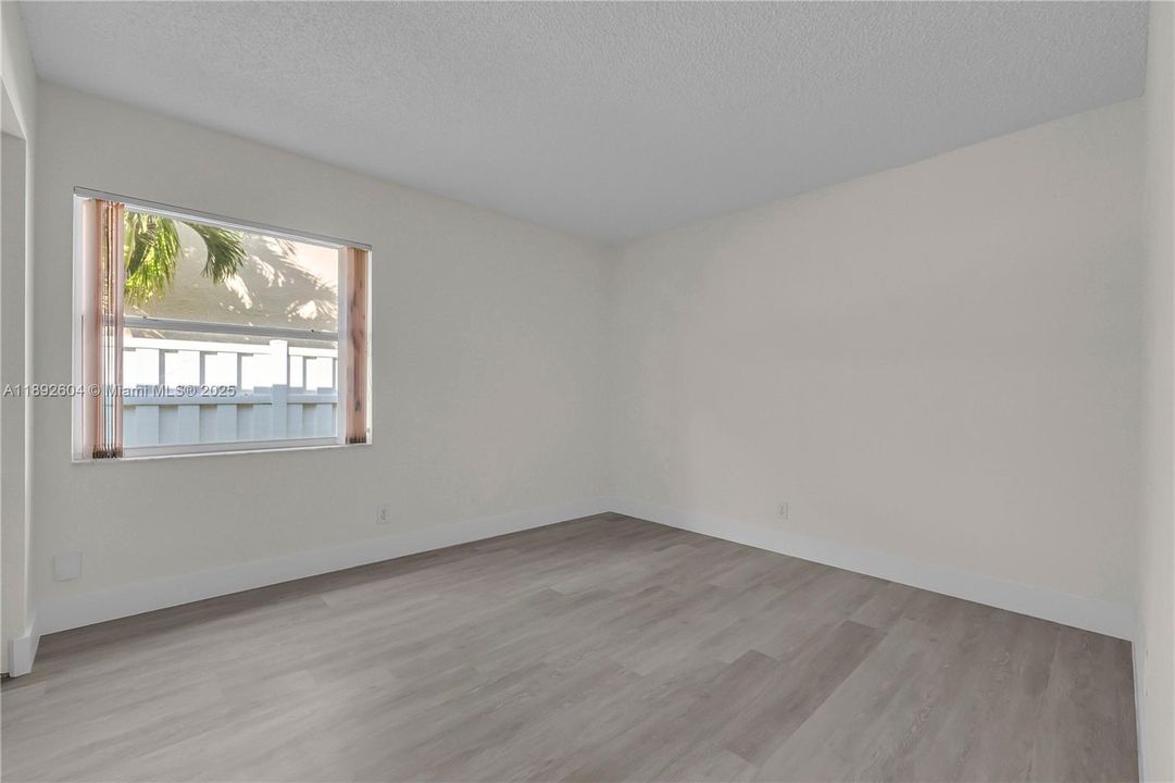 合同活跃: $800,000 (4 贝兹, 2 浴室, 2738 平方英尺)