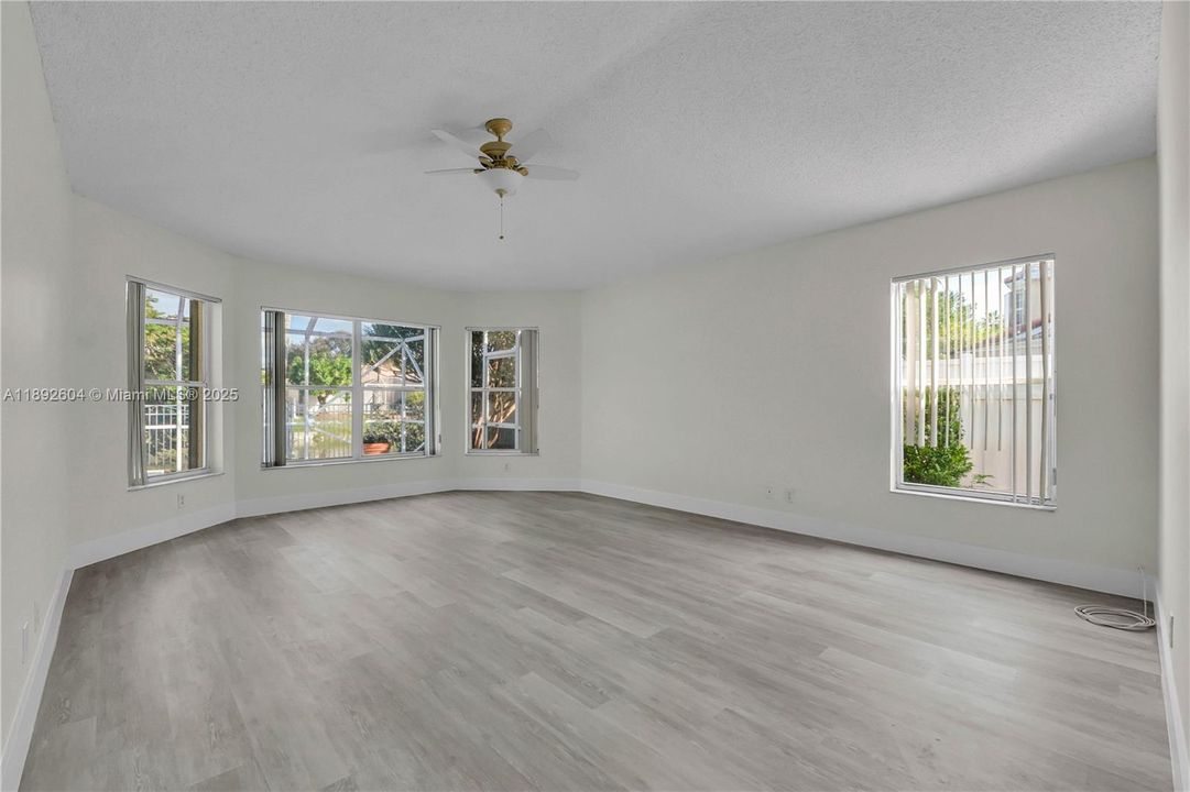 合同活跃: $800,000 (4 贝兹, 2 浴室, 2738 平方英尺)