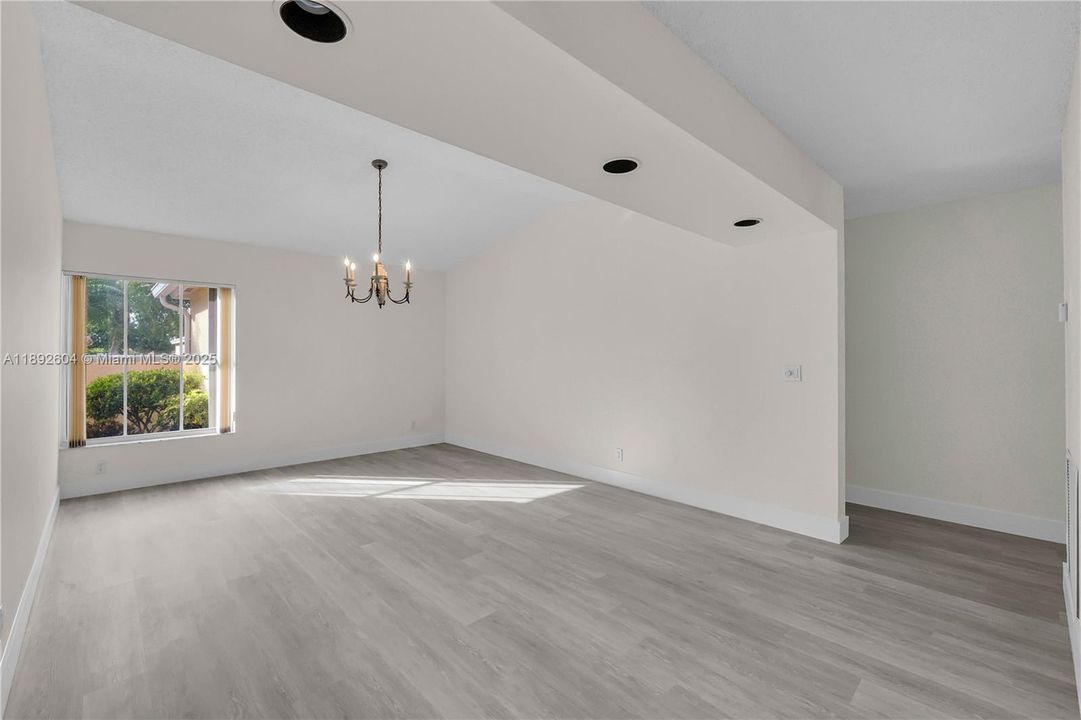 合同活跃: $800,000 (4 贝兹, 2 浴室, 2738 平方英尺)