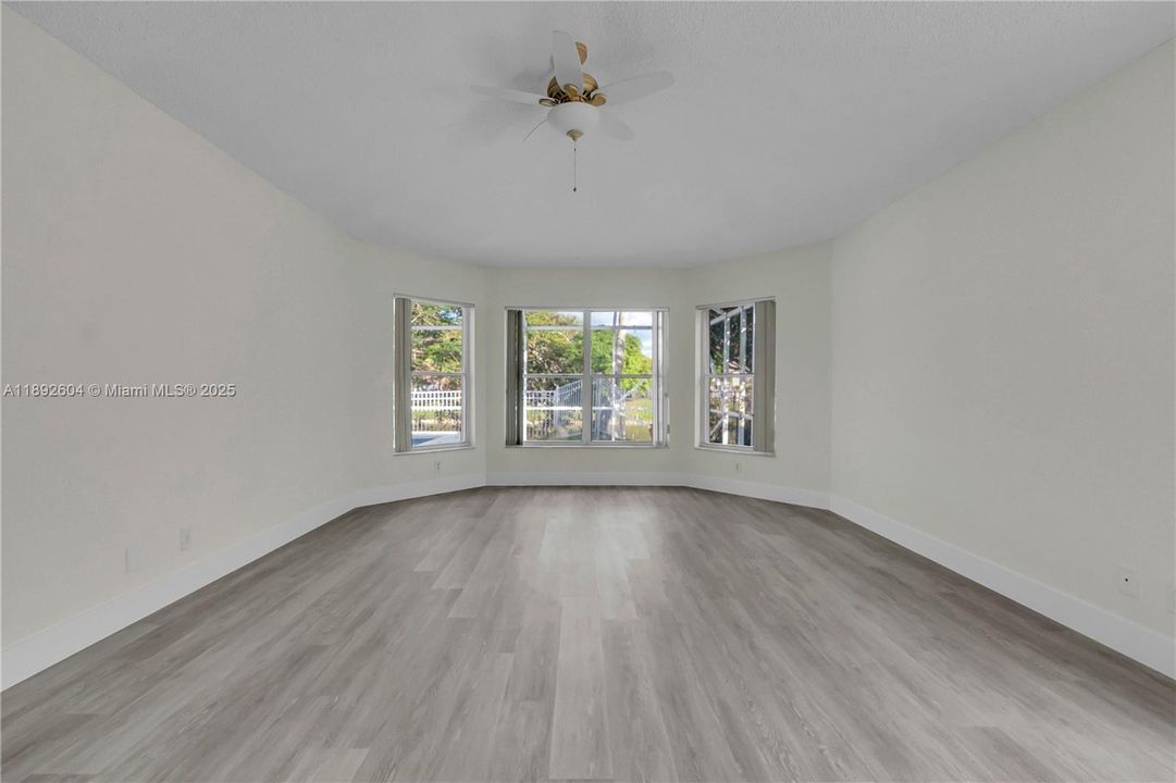 合同活跃: $800,000 (4 贝兹, 2 浴室, 2738 平方英尺)