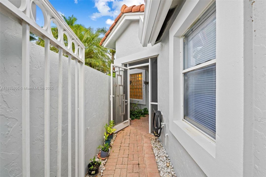 En Renta: $3,100 (3 camas, 2 baños, 1937 Pies cuadrados)