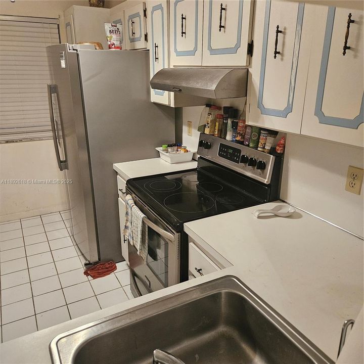 合同活跃: $87,000 (2 贝兹, 2 浴室, 1070 平方英尺)