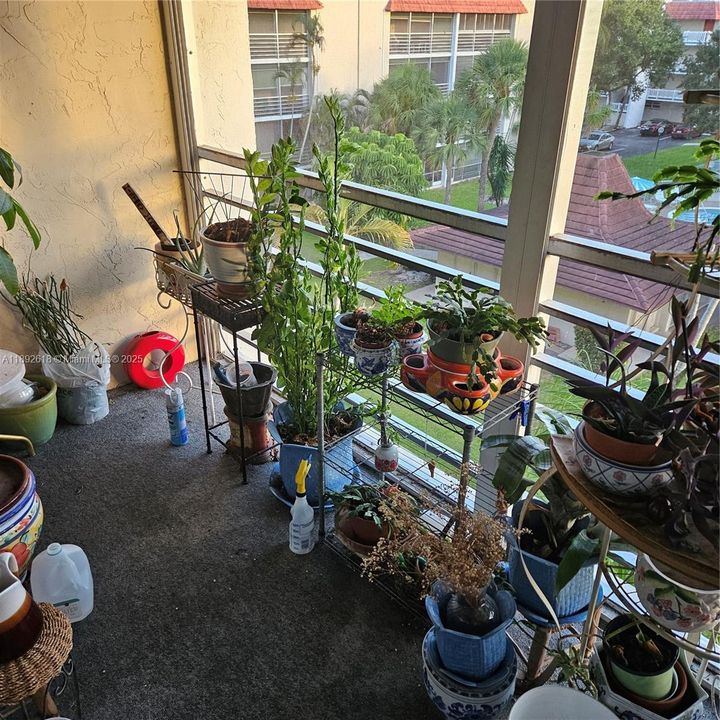 合同活跃: $87,000 (2 贝兹, 2 浴室, 1070 平方英尺)