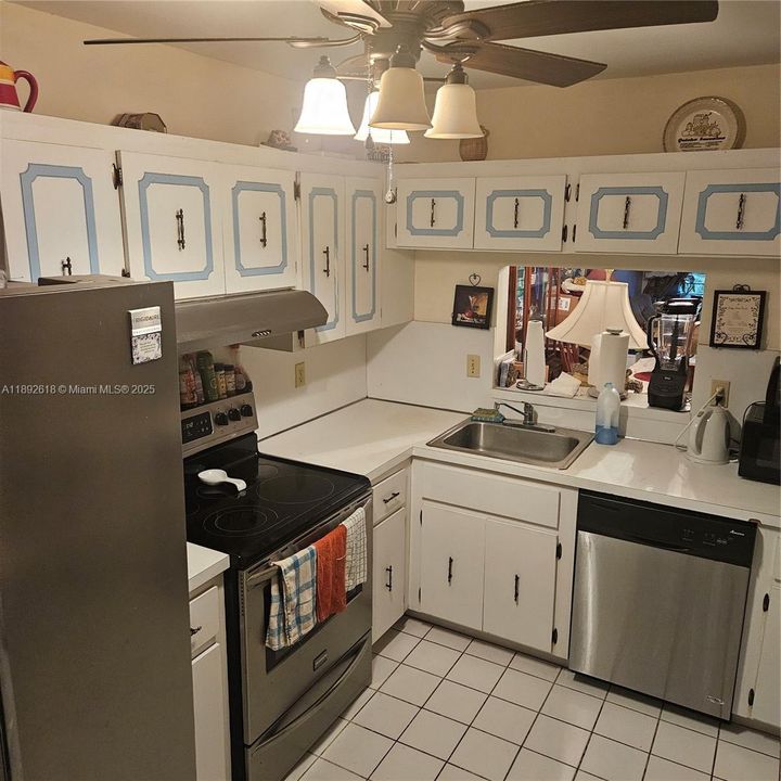 合同活跃: $87,000 (2 贝兹, 2 浴室, 1070 平方英尺)