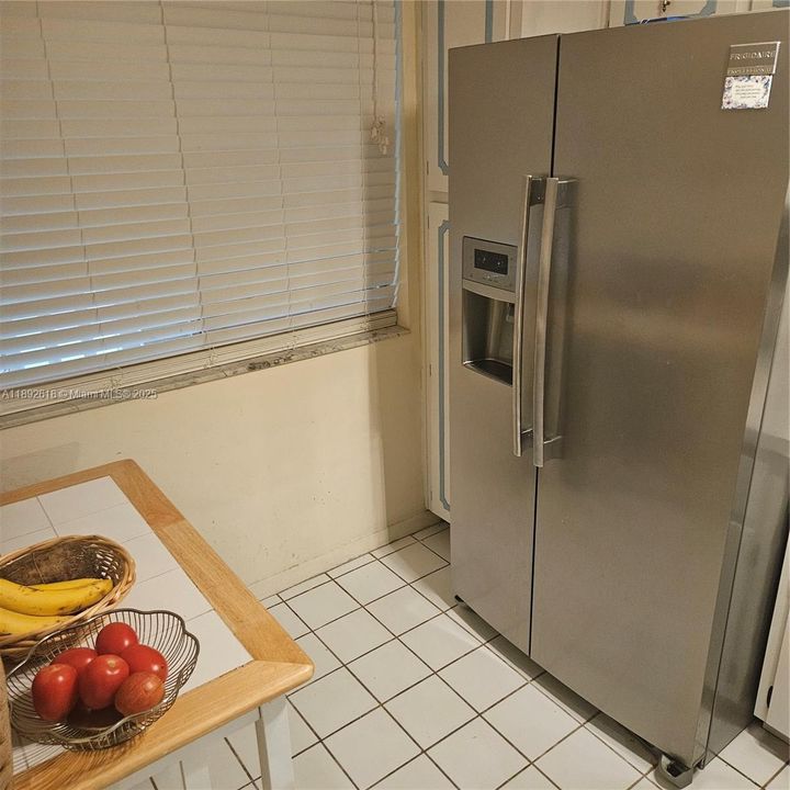 合同活跃: $87,000 (2 贝兹, 2 浴室, 1070 平方英尺)