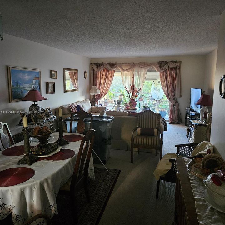 合同活跃: $87,000 (2 贝兹, 2 浴室, 1070 平方英尺)