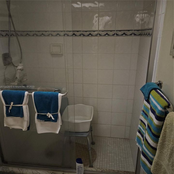 合同活跃: $87,000 (2 贝兹, 2 浴室, 1070 平方英尺)