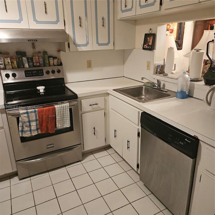 合同活跃: $87,000 (2 贝兹, 2 浴室, 1070 平方英尺)