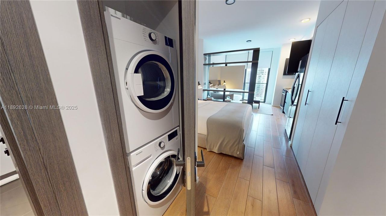 Active With Contract: $399,000 (0 beds, 1 baths, 362 Square Feet)