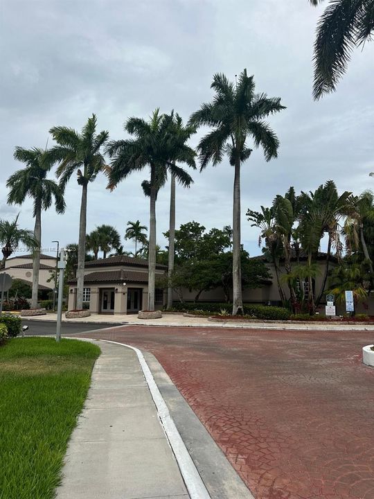 Под контрактом: $200,000 (1 спален, 1 ванн, 744 Квадратных фут)