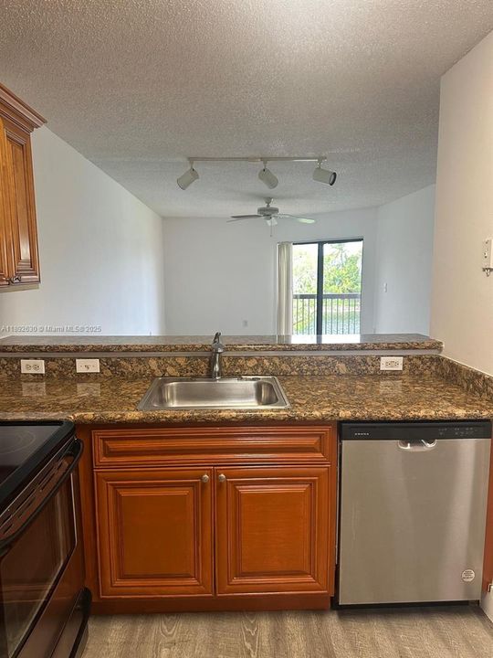 Под контрактом: $200,000 (1 спален, 1 ванн, 744 Квадратных фут)