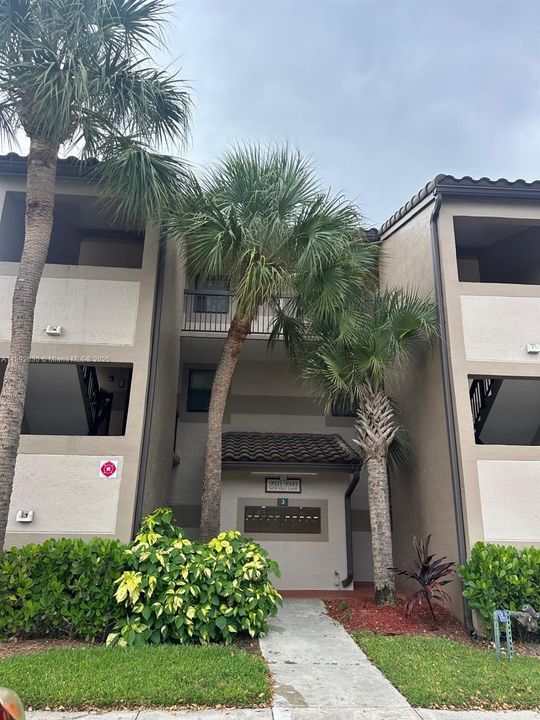 Под контрактом: $200,000 (1 спален, 1 ванн, 744 Квадратных фут)