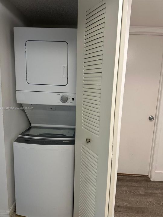 Под контрактом: $200,000 (1 спален, 1 ванн, 744 Квадратных фут)