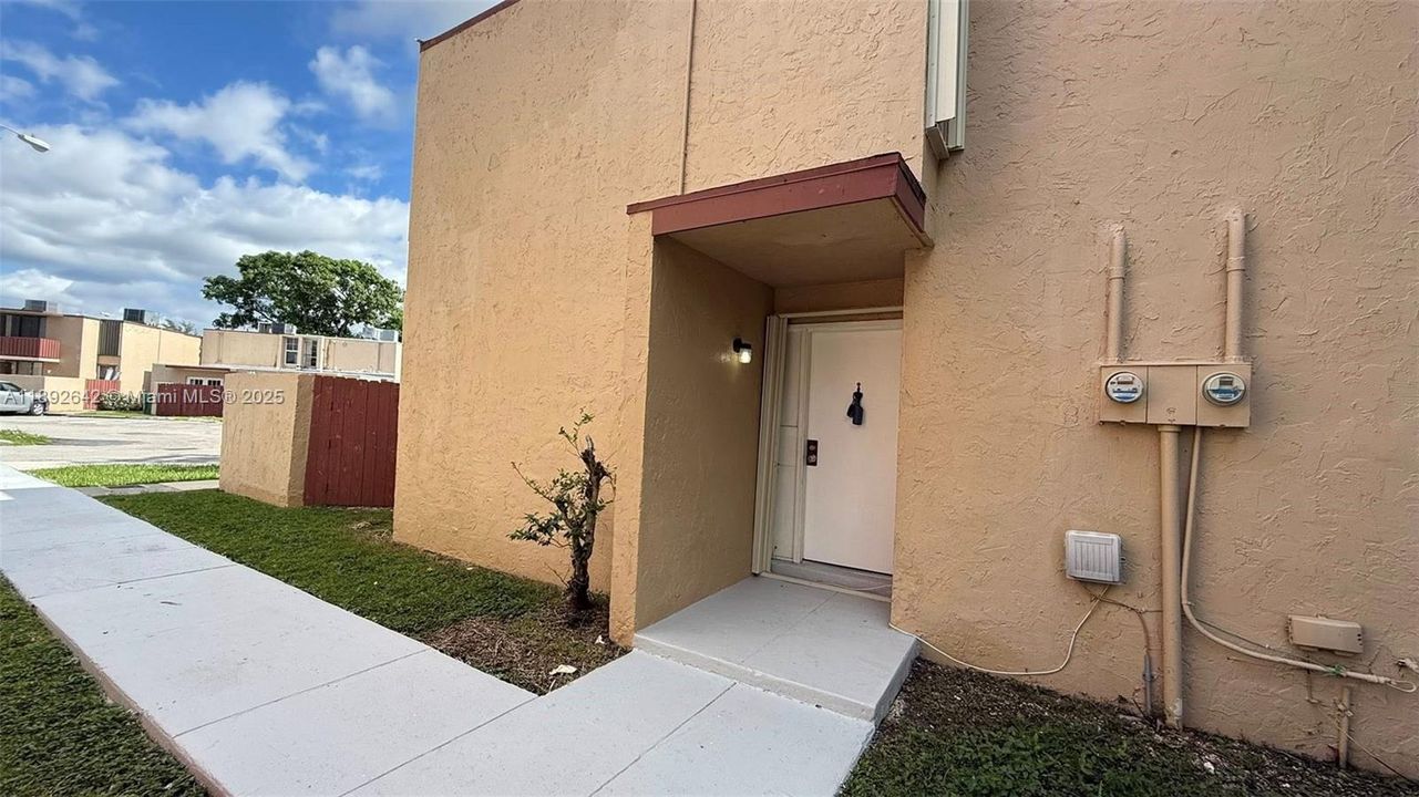 For Rent: $2,200 (2 beds, 2 baths, 1056 Square Feet)