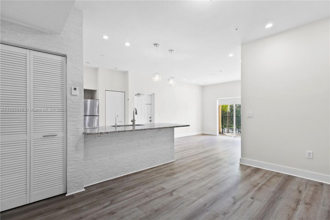 Recently Rented: $2,550 (2 beds, 2 baths, 969 Square Feet)