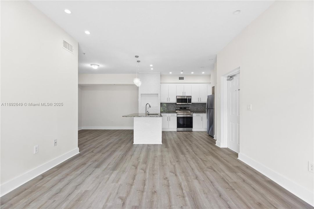 Recently Rented: $2,550 (2 beds, 2 baths, 969 Square Feet)