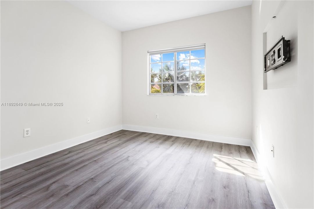 Recently Rented: $2,550 (2 beds, 2 baths, 969 Square Feet)