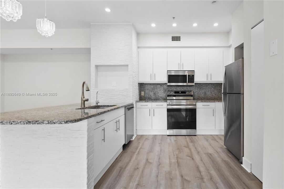 Recently Rented: $2,550 (2 beds, 2 baths, 969 Square Feet)