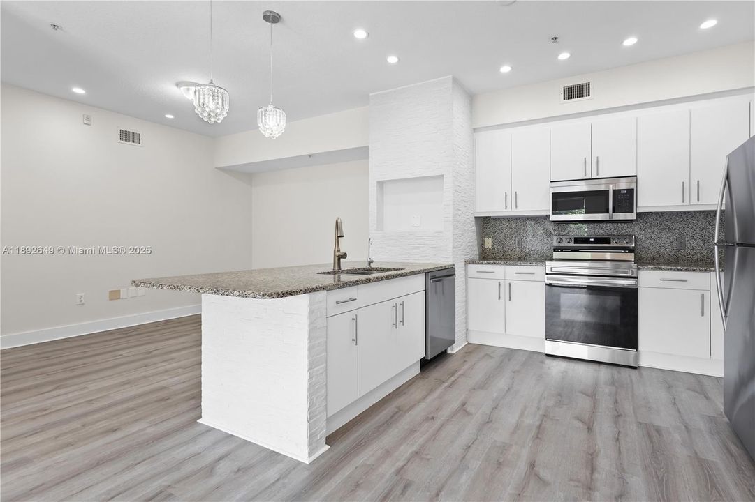 Recently Rented: $2,550 (2 beds, 2 baths, 969 Square Feet)