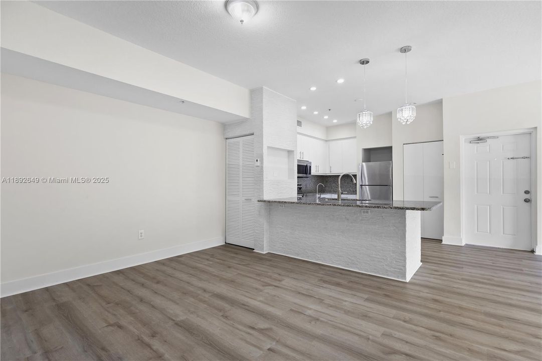 Recently Rented: $2,550 (2 beds, 2 baths, 969 Square Feet)