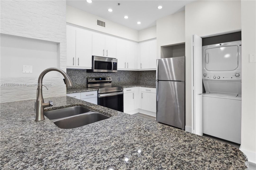 Recently Rented: $2,550 (2 beds, 2 baths, 969 Square Feet)