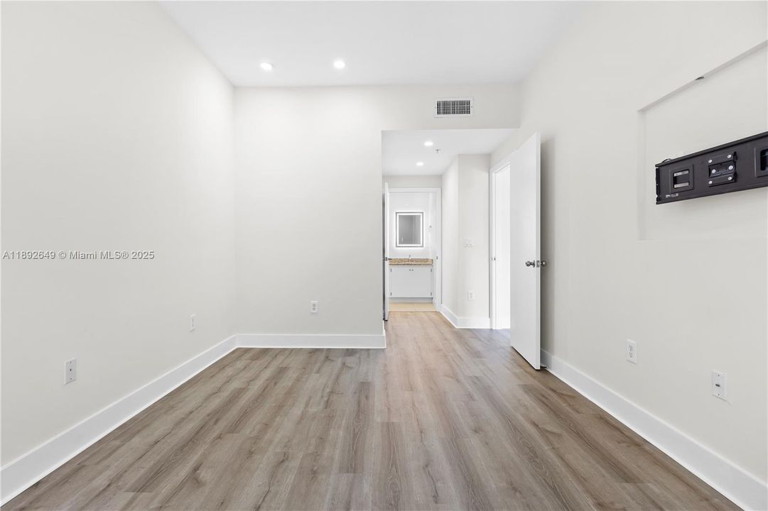 Recently Rented: $2,550 (2 beds, 2 baths, 969 Square Feet)