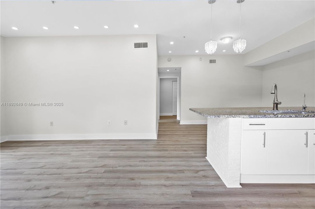 Recently Rented: $2,550 (2 beds, 2 baths, 969 Square Feet)