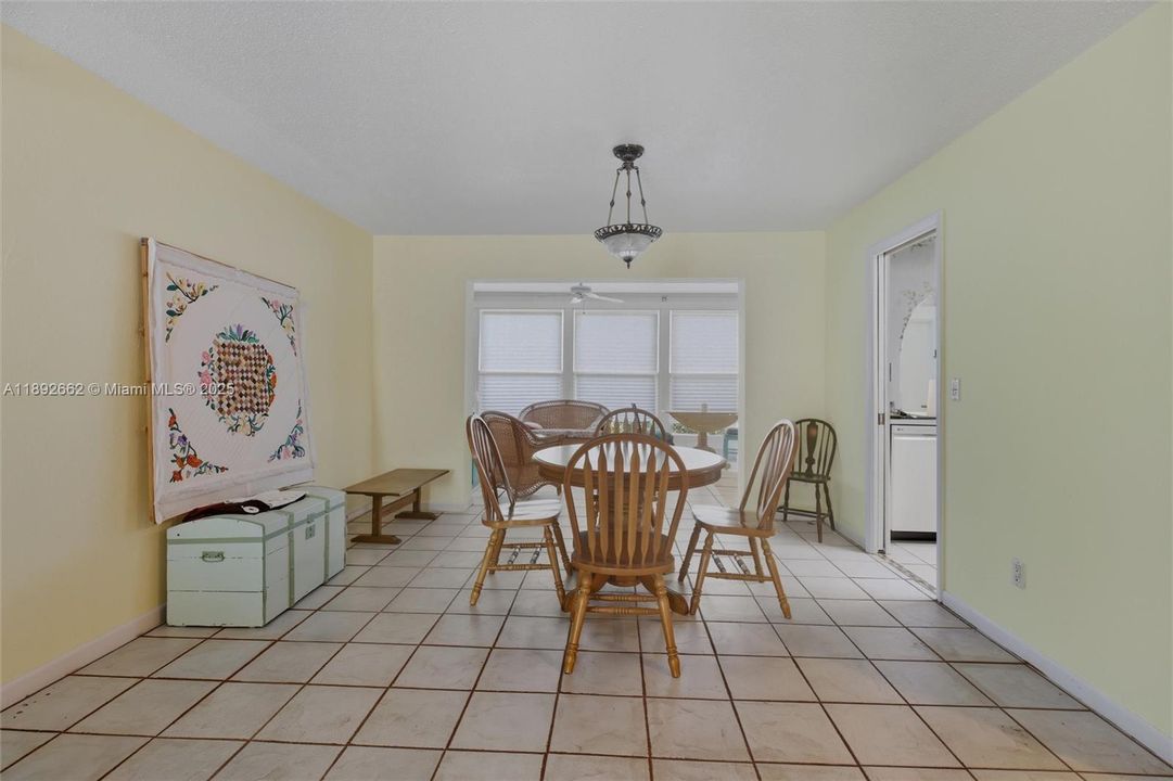 For Sale: $299,900 (2 beds, 2 baths, 1182 Square Feet)