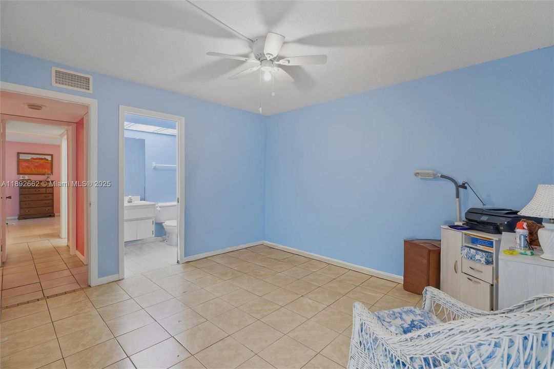 For Sale: $299,900 (2 beds, 2 baths, 1182 Square Feet)