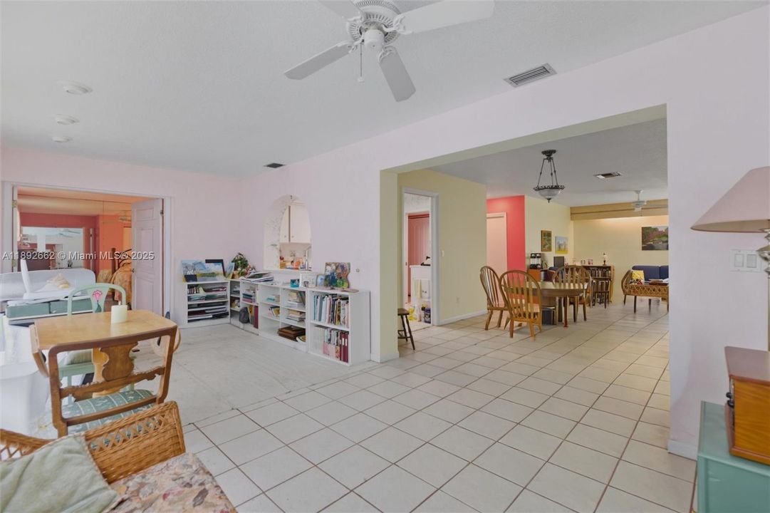 For Sale: $299,900 (2 beds, 2 baths, 1182 Square Feet)